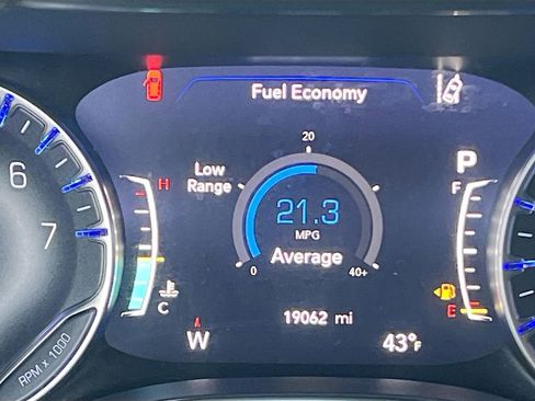 Used 2025 Chrysler Pacifica Limited image 12