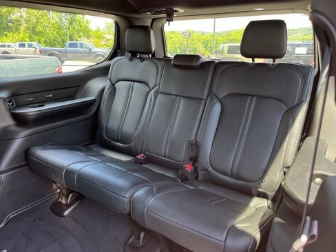 Used 2025 Jeep Wagoneer Series III w/ Premium Group I AWD/4WD image 11