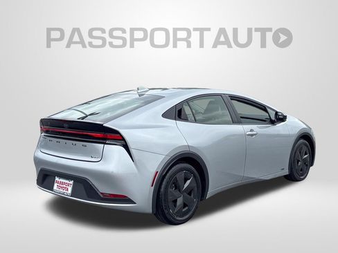 Used 2025 Toyota Prius LE AWD/4WD image 8