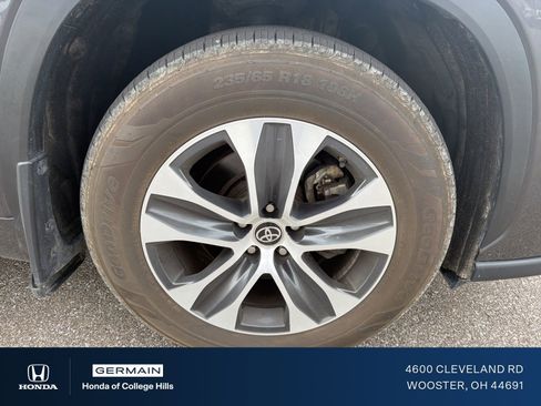 Used 2022 Toyota Highlander XLE AWD/4WD image 4