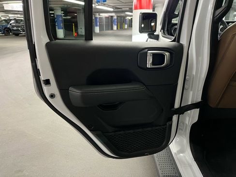 Used 2020 Jeep Wrangler Unlimited Sahara image 18