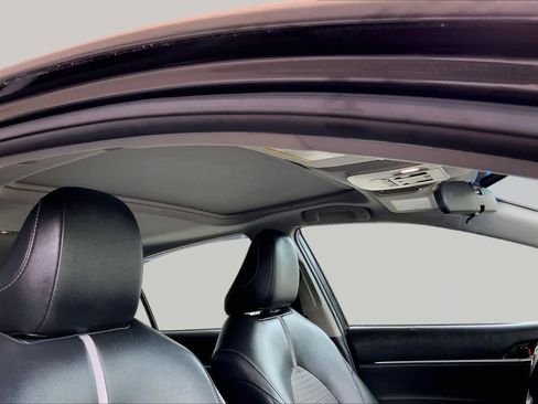 Used 2018 Toyota Camry SE w/ Moonroof Package FWD image 14