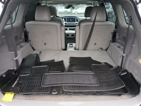 Used 2017 Toyota Highlander XLE AWD/4WD image 24