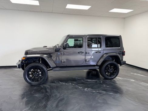 Used 2025 Jeep Wrangler Unlimited Sahara AWD/4WD image 3