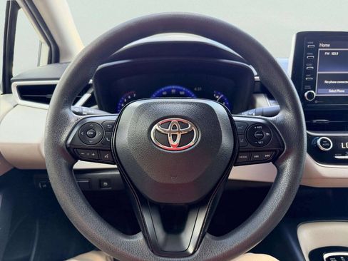 Used 2021 Toyota Corolla LE FWD image 25