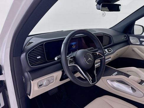 Used 2025 Mercedes-Benz GLS 450 4MATIC image 10