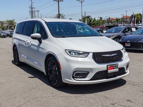 Certified 2023 Chrysler Pacifica Touring-L FWD image 3