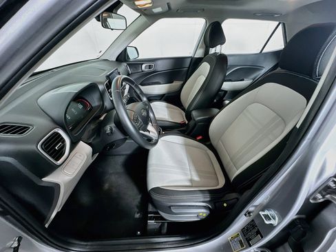 Used 2025 Hyundai Venue SEL FWD image 13