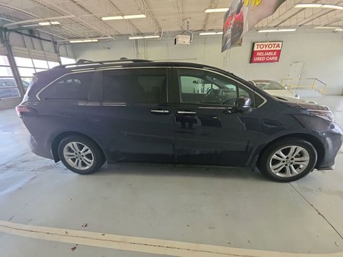 Used 2022 Toyota Sienna XSE w/ XSE Plus Package image 4