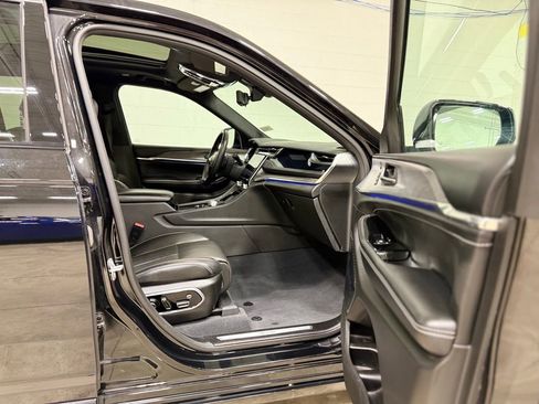 Used 2023 Jeep Grand Cherokee Overland w/ Advanced Protech Group III image 37