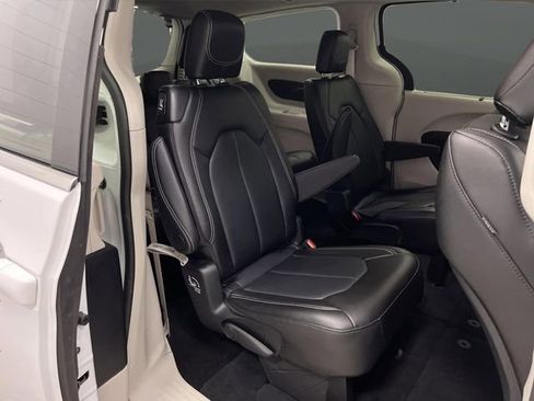 Certified 2024 Chrysler Pacifica Touring-L image 30