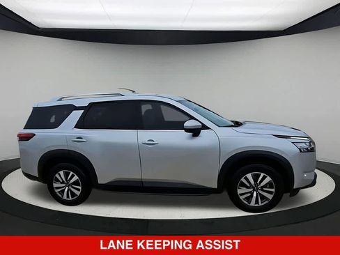 Used 2023 Nissan Pathfinder SL FWD image 9