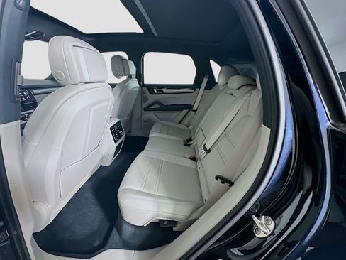 Certified 2023 Porsche Cayenne Platinum Edition AWD/4WD image 24