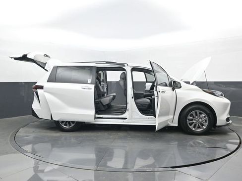 Used 2026 Toyota Sienna XLE FWD image 32