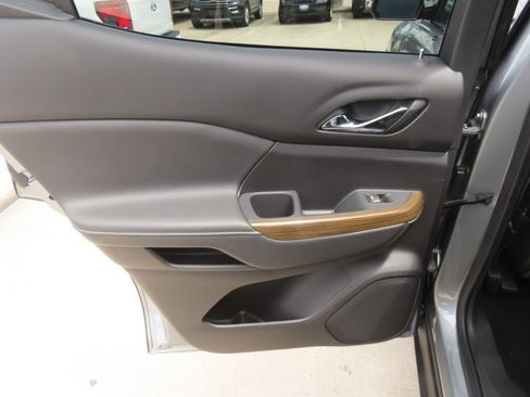 Used 2023 GMC Acadia SLE w/ Driver Convenience Package FWD image 20