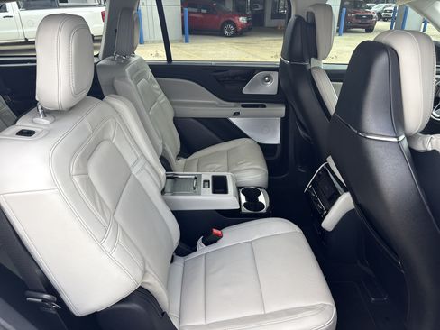 Used 2025 Lincoln Aviator Reserve w/ Equipment Group 201A AWD/4WD image 8