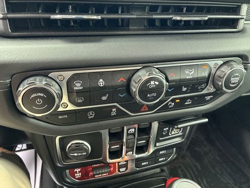 Used 2024 Jeep Wrangler Unlimited Rubicon w/ Technology Group AWD/4WD image 17