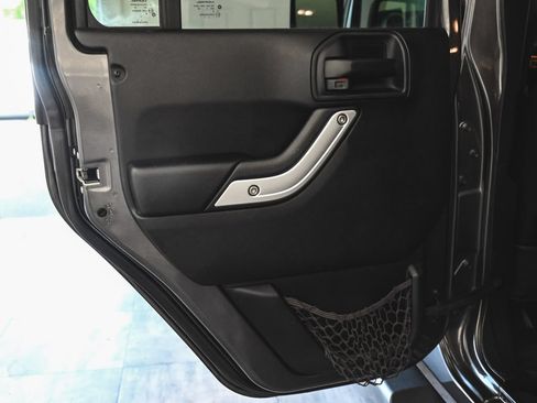 Used 2017 Jeep Wrangler Unlimited Sahara AWD/4WD image 10