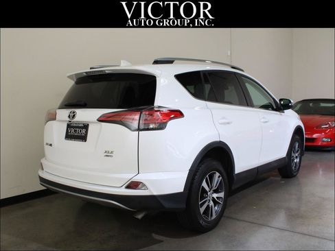 Used 2018 Toyota RAV4 XLE AWD/4WD image 11
