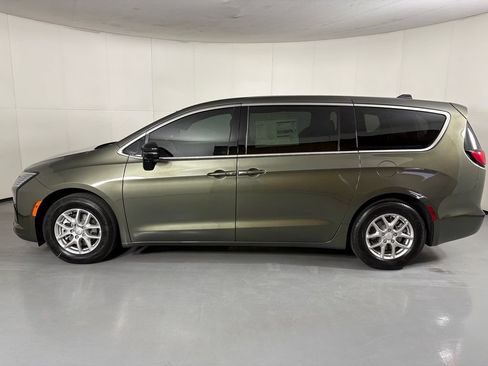 New 2027 Chrysler Pacifica Select FWD image 5