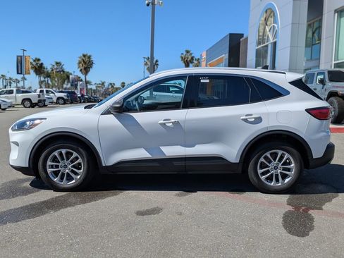 Used 2022 Ford Escape SE image 2