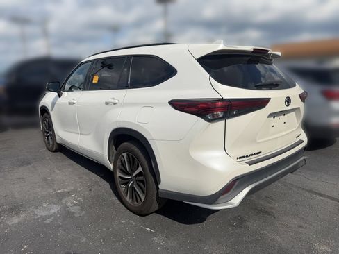 Used 2021 Toyota Highlander XSE AWD/4WD image 2