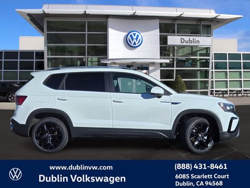 Certified 2022 Volkswagen Taos SE w/ Panoramic Sunroof Package image 2
