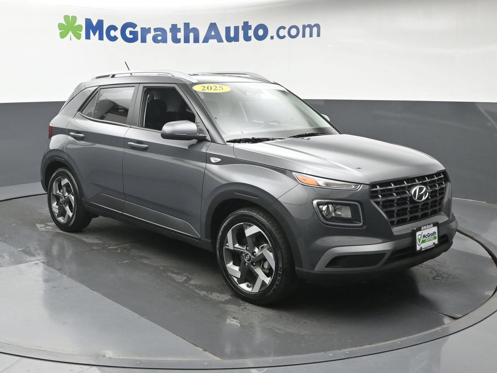 Used 2025 Hyundai Venue SEL FWD image 2