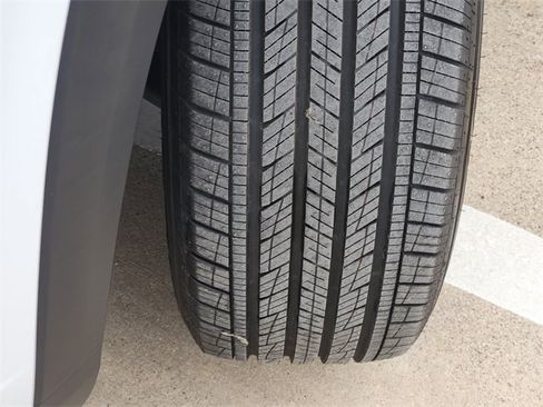 Used 2024 Chevrolet Trax RS FWD image 18