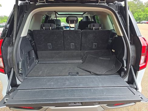 Used 2025 Ford Expedition Platinum AWD/4WD image 11