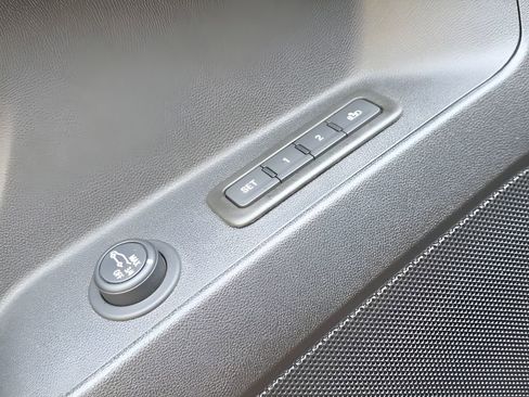 Used 2023 Chevrolet Equinox Premier image 18