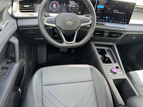 New 2025 Volkswagen Tiguan SE image 17