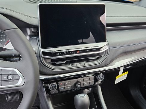 New 2026 Jeep Compass Latitude image 17