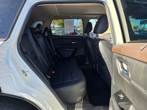 Used 2022 Nissan Rogue SV w/ SV Premium Package image 25