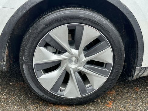 Used 2022 Tesla Model Y Long Range image 9