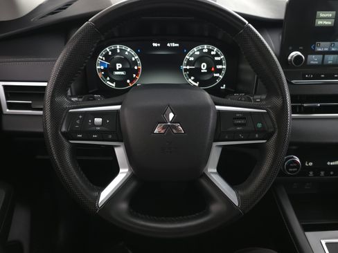 Used 2023 Mitsubishi Outlander SE image 13