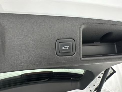 Used 2024 GMC Terrain SLT image 16