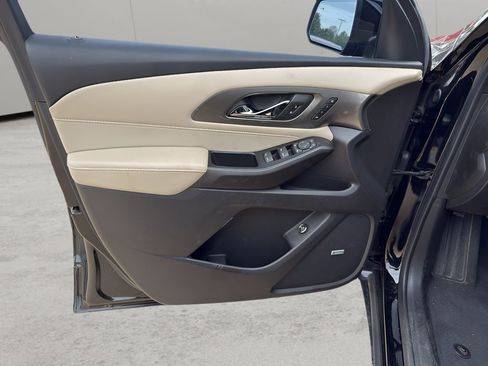 Used 2023 Chevrolet Traverse Premier image 9