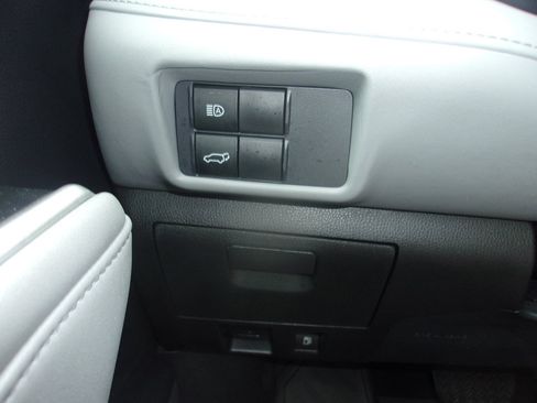Used 2021 Toyota Highlander XLE AWD/4WD image 24
