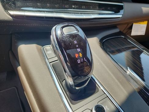 Used 2024 Cadillac Escalade Premium Luxury AWD/4WD image 15