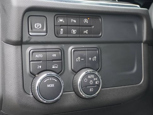 Used 2025 Chevrolet Suburban RST image 17