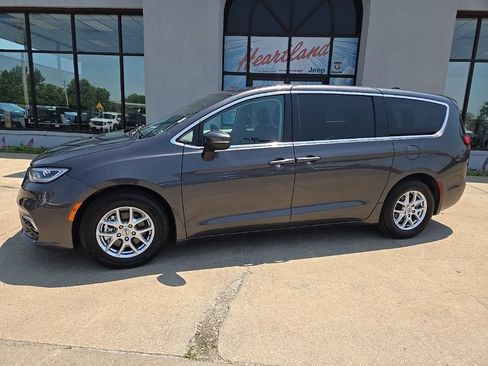 Used 2023 Chrysler Pacifica Touring-L FWD image 4