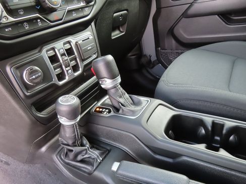 Used 2021 Jeep Wrangler Unlimited Sahara image 17