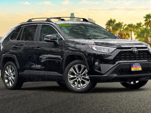 Used 2019 Toyota RAV4 XLE Premium image 2