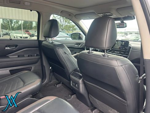 Used 2022 Nissan Pathfinder Platinum w/ Cargo Package FWD image 23