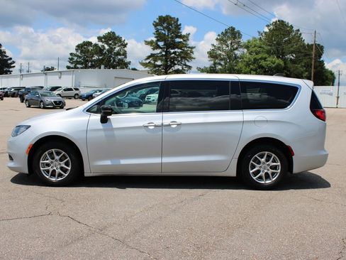 Used 2024 Chrysler Voyager LX FWD image 3