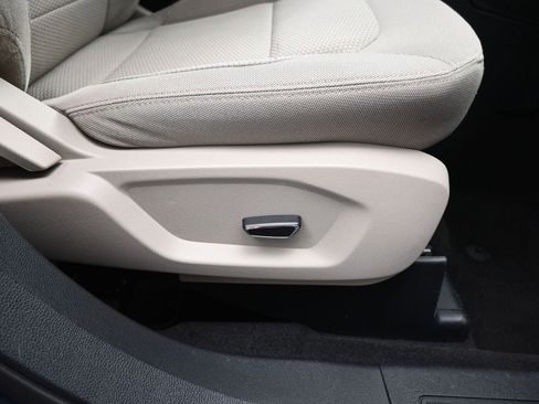 Used 2018 Ford Explorer XLT AWD/4WD image 16
