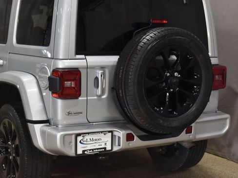 Used 2022 Jeep Wrangler Unlimited Sahara AWD/4WD image 9