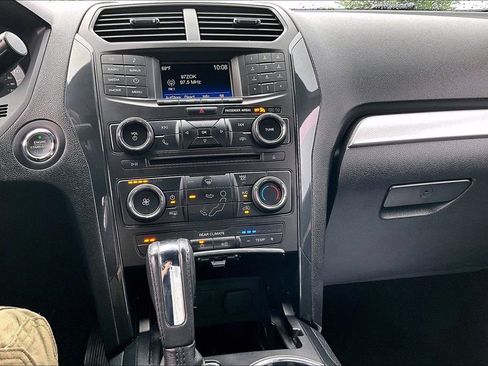 Used 2017 Ford Explorer XLT FWD image 32
