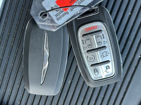 Used 2023 Chrysler Pacifica Touring-L FWD image 41